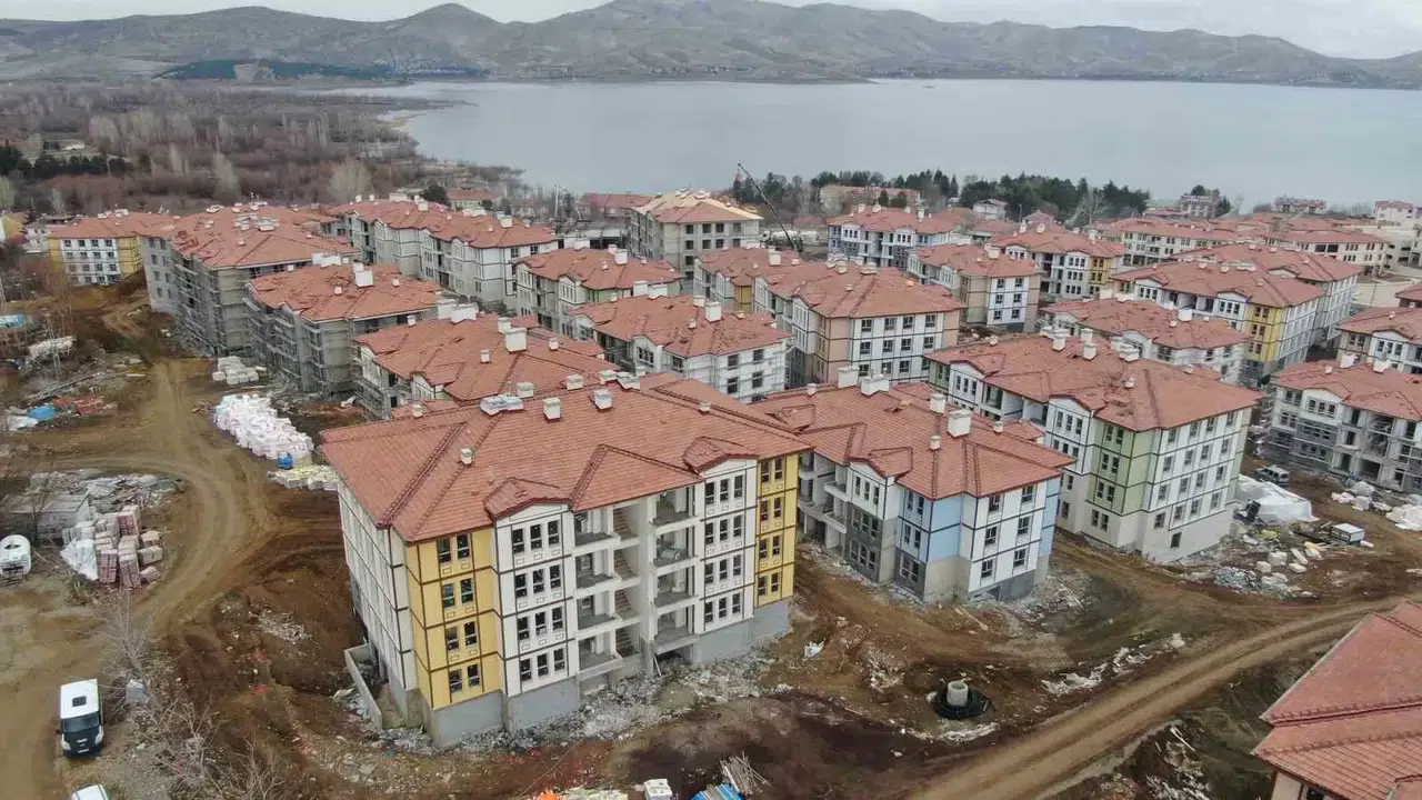 Sarsıntının Merkez Üssünde Dönüşüm Sürüyor, 404 Konutun Kaba İnşası Bitti
