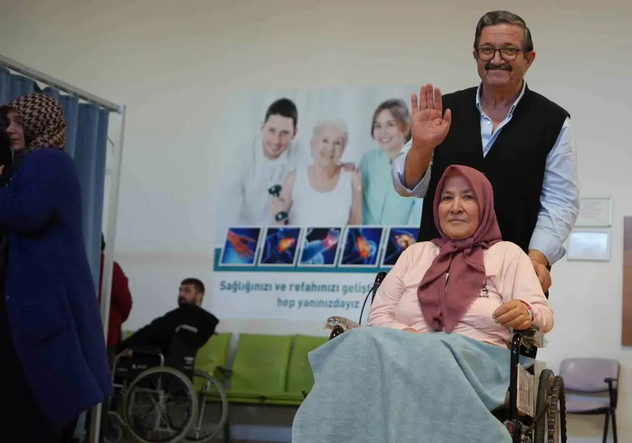 Sedye ile Geldiği Hastanede Felçli Hasta Birinci Adımlarını Atmaya Başladı