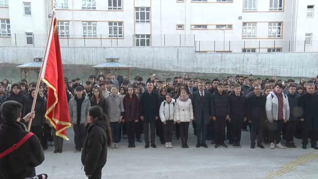 Şehitler İçin Okullarda Bir Dakikalık Hürmet Duruşunda Bulunuldu