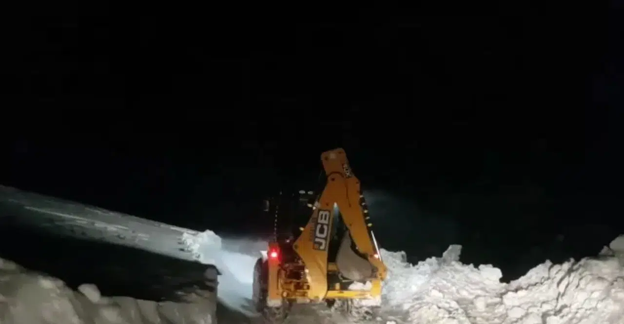 Siirt’te Kardan Kapanan Küme Köy Yolları Ulaşıma Açıldı