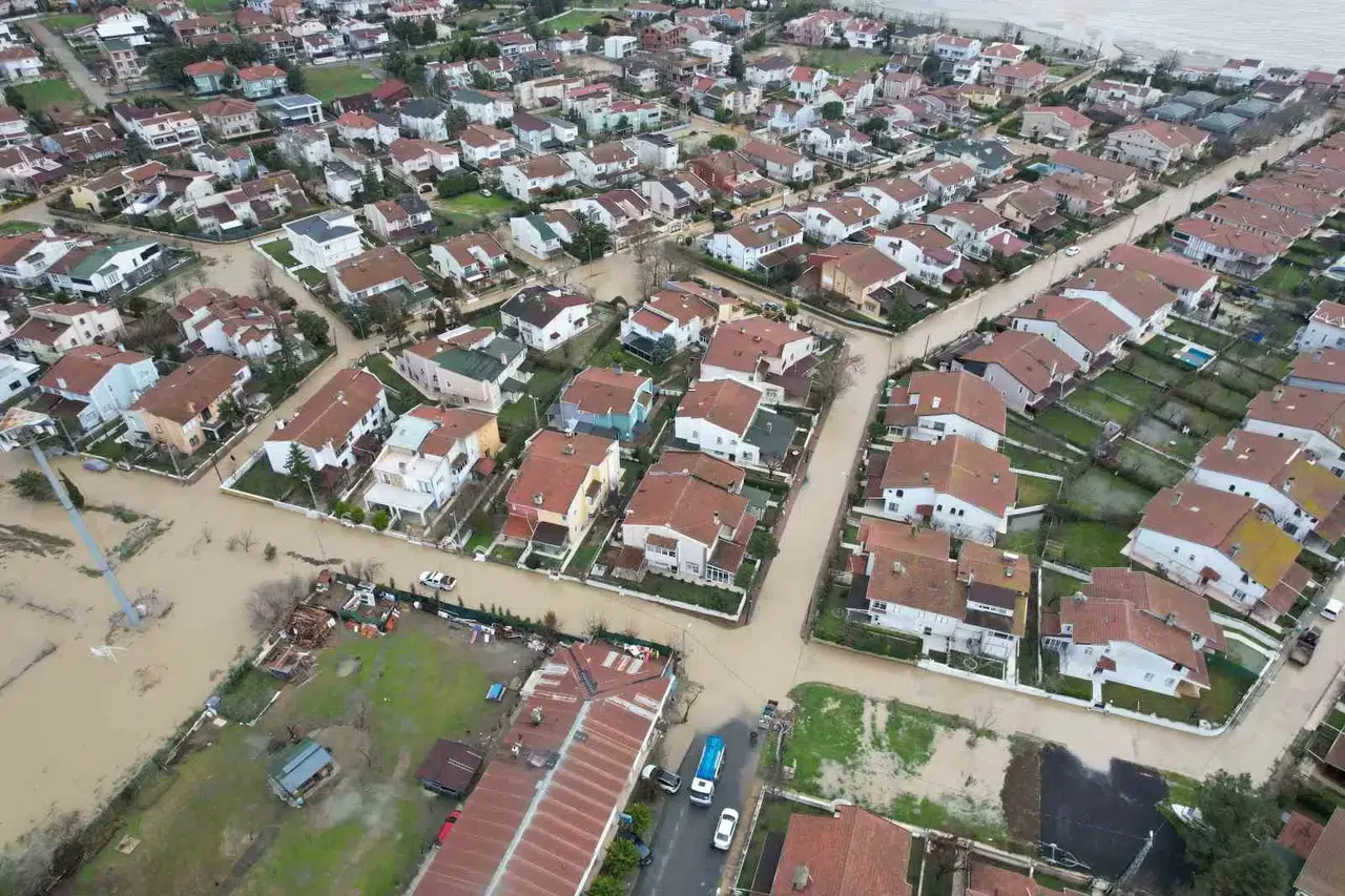 Silivri’de Altınorak Sitesi’ni Yeniden Su Bastı, Yollar Göle Döndü