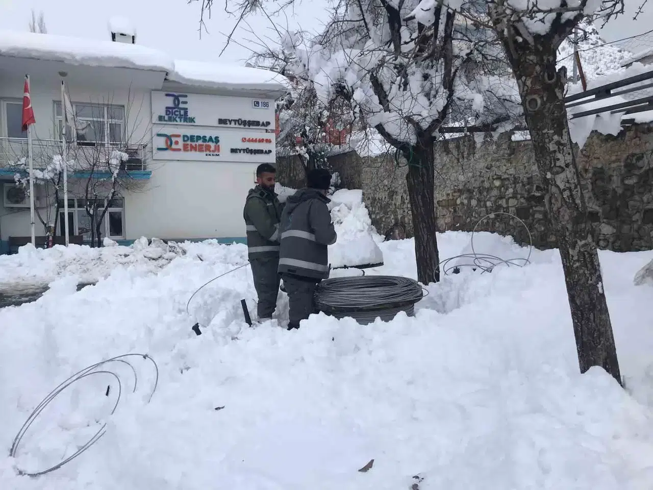 Şırnak’ta Güç Şirketi Grupları Karlı Yolları Aşıp Elektrik Arızalarını Gideriyor