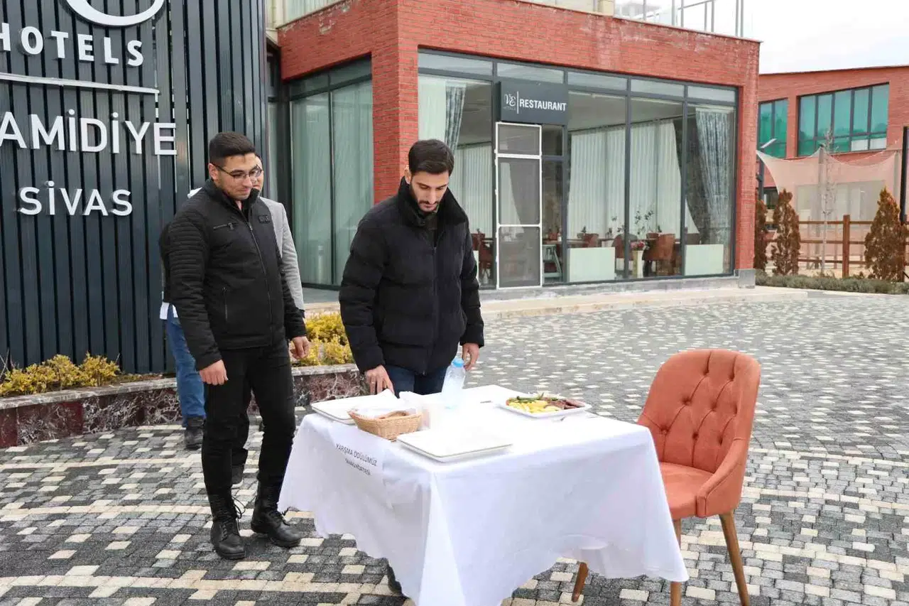 Şişe Fırlatma Akımına Katıldılar, Sivas Köftesi İçin Yarıştılar