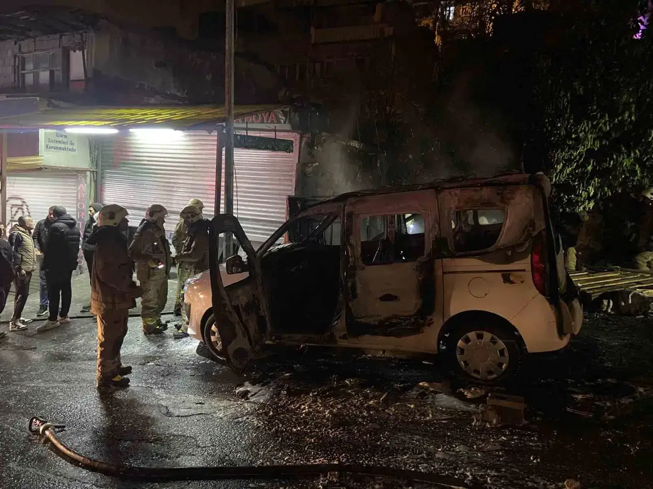 Şişli’de Bekçi Isınmak İçin Ateş Yaktı, Hafif Ticari Araç ve Bekçi Kulübesi Küle Döndü
