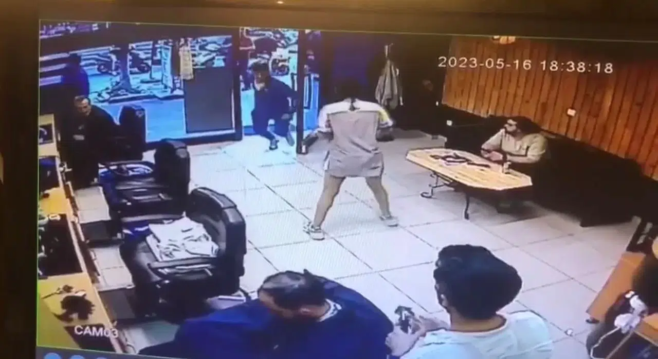Şişli’de Sevgilisiyle Buluşan Gence Akraba Dayağı Kamerada: Berberde Atağa Uğradı