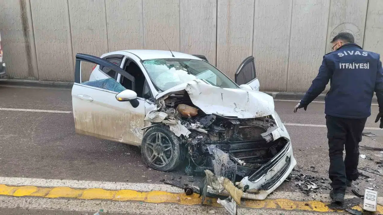 Sivas’ta Arabalar Baş Başa Çarpıştı: 1’i Ağır 3 Yaralı