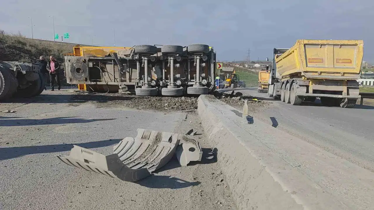 Sultangazi’de Feci Kaza: Damper Yerinden Koptu Hafriyat Yola Döküldü