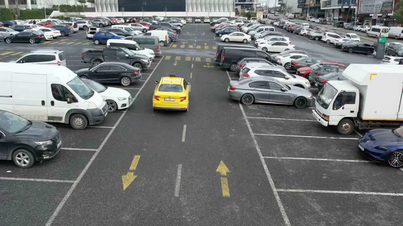 Taksiye Ödediği Paralar Fazla Gelince Taksi Sürücüsü Oldu