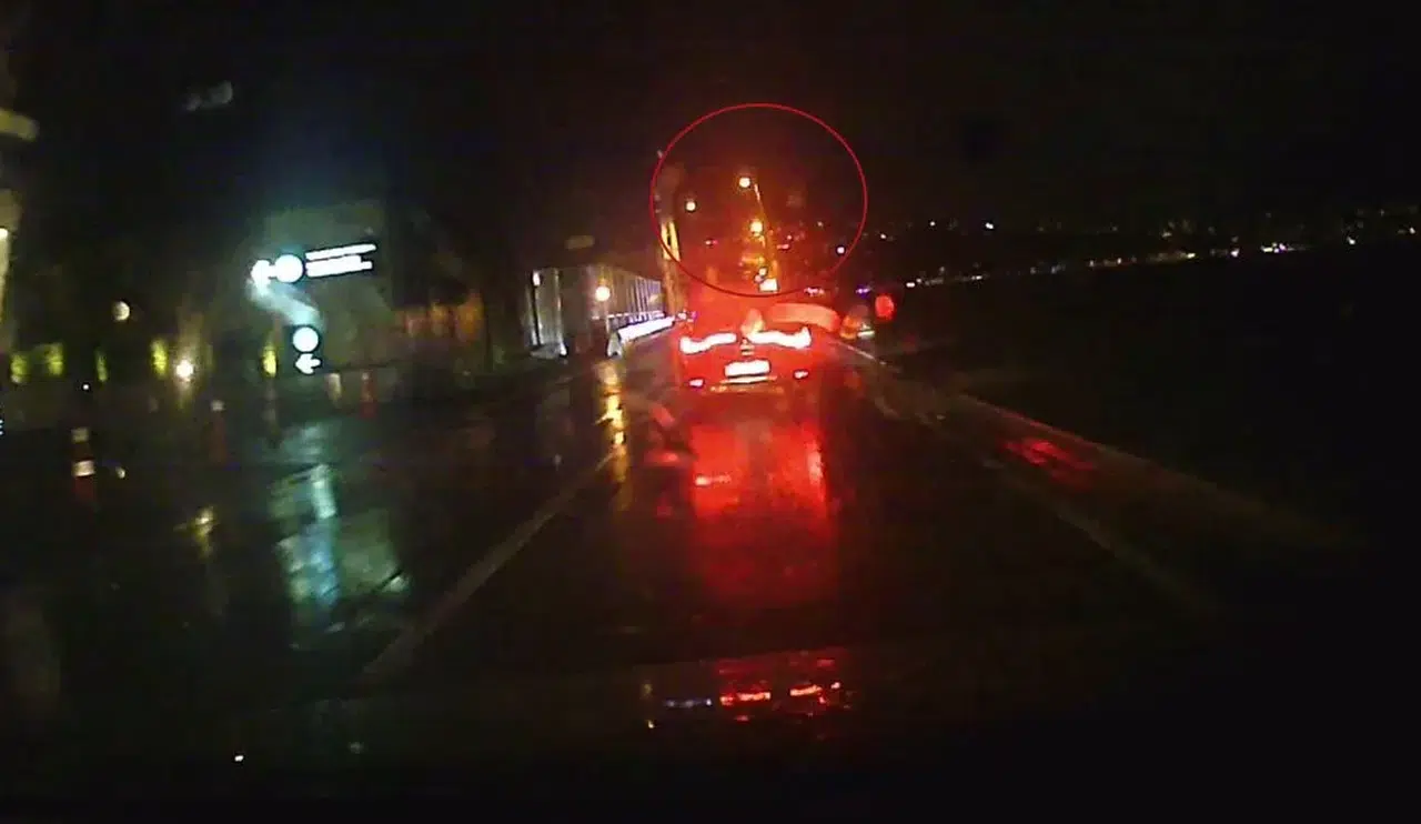 Tarabya’da Mevtten Kıl Hissesi Kurtuluş Kamerada: Bedaş’ın Aydınlatma Direği Yola Devrildi, Şoför Saniyeyle Kurtuldu