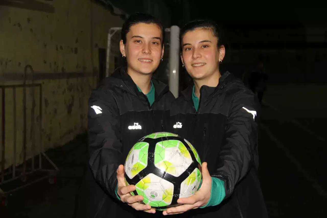 Tek Yumurta İkizi Bayan Futbolcular: Attığı Goller, Gördüğü Kartlar Bile Karıştırılıyor