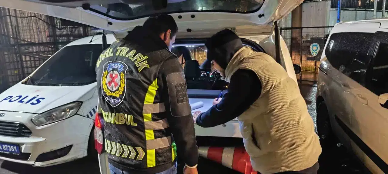 Tem Otoyolu’nda Önünü Kestiği Aracın Camını Yumruklayan Öfkeli Şoföre Ceza Yağdı