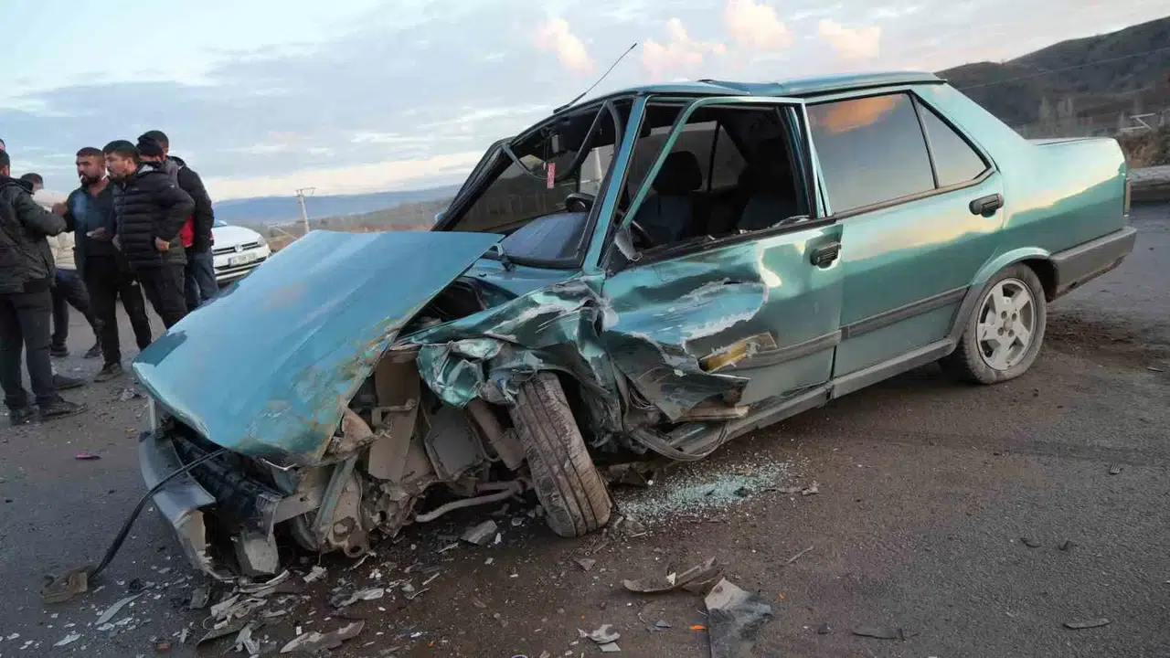 Ticari Taksi ile Baş Başa Çarpışan Tofaş Paramparça Oldu: 1 Yaralı