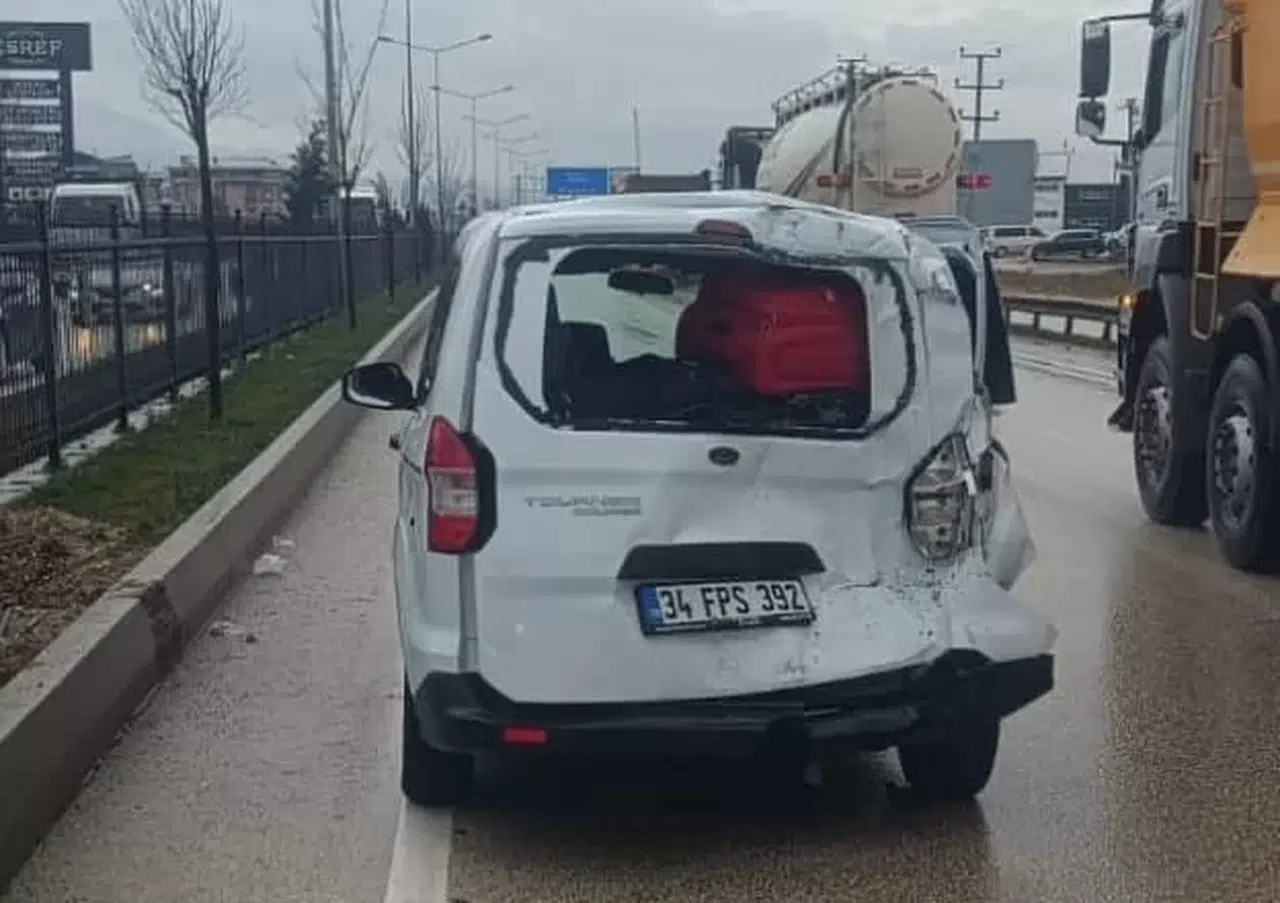 Tır, Kırmızı Işıkta Bekleyen Araca Çarptı: 3 Yaralı