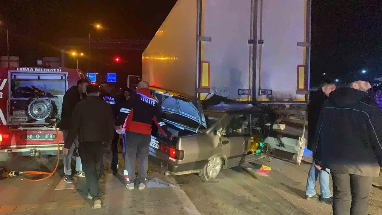 Tokat’ta Tofaş Araba Tıra Ok Üzere Saplandı: Araçta Sıkışan Sürücüyü İtfaiye Kurtardı