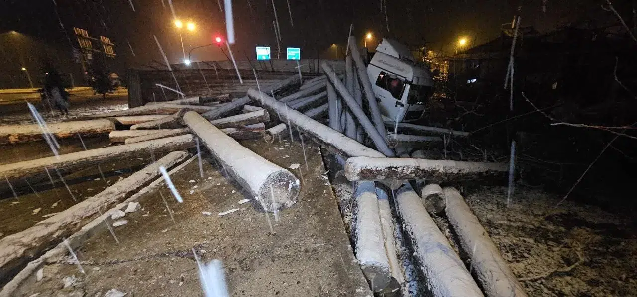 Tokat’ta Tomruk Yüklü Tır Devrildi, Etraf Yolu Ulaşıma Kapandı