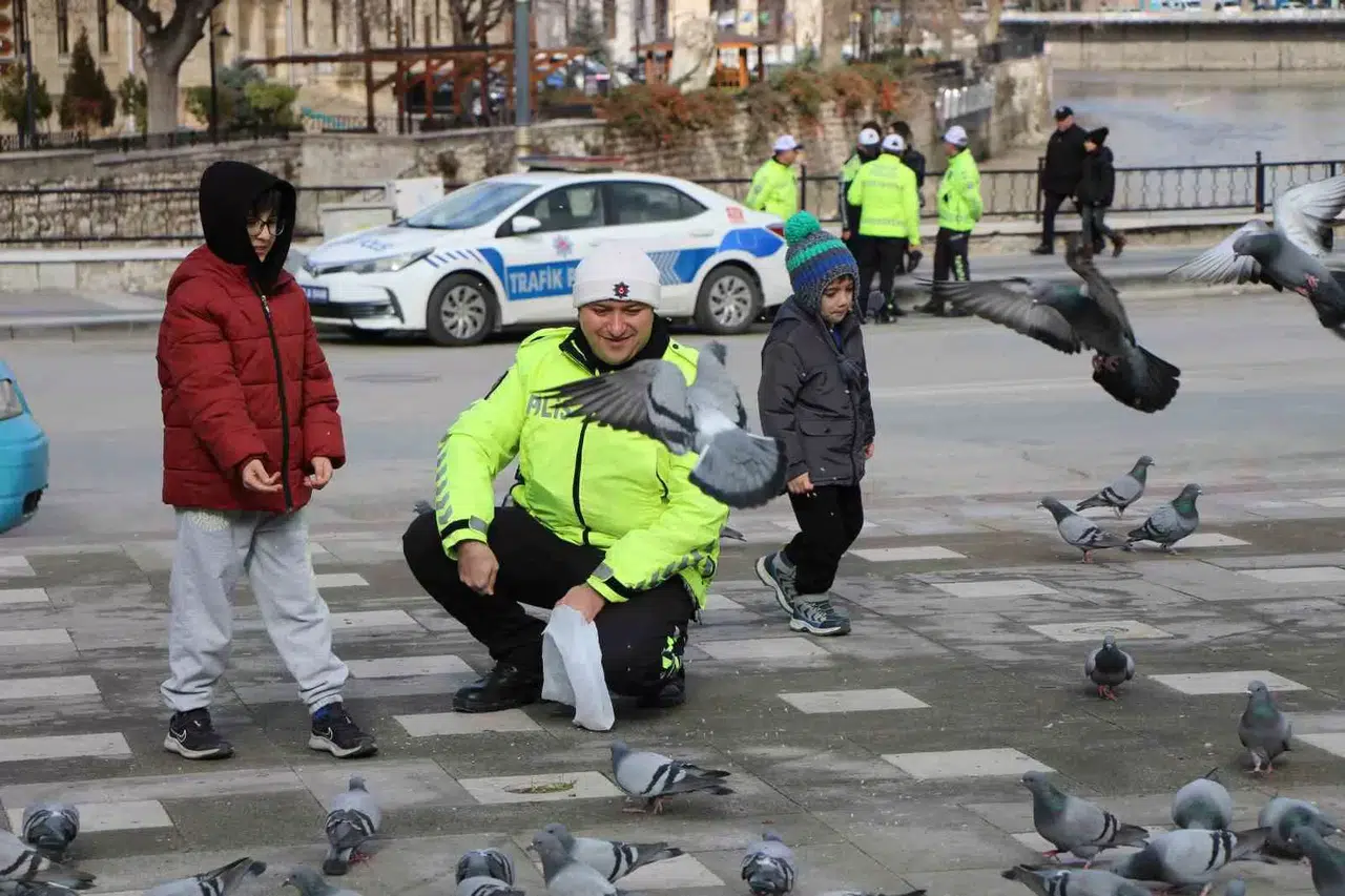 Trafik Polisi Küçük Çocukla Güvercinleri Yemledi, Manzaraları Yürekleri Isıttı