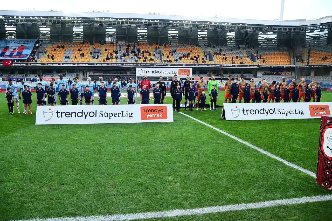 Trendyol Muhteşem Lig: Rams Başakşehir: 2 - Alanyaspor: 1 (İlk Yarı)