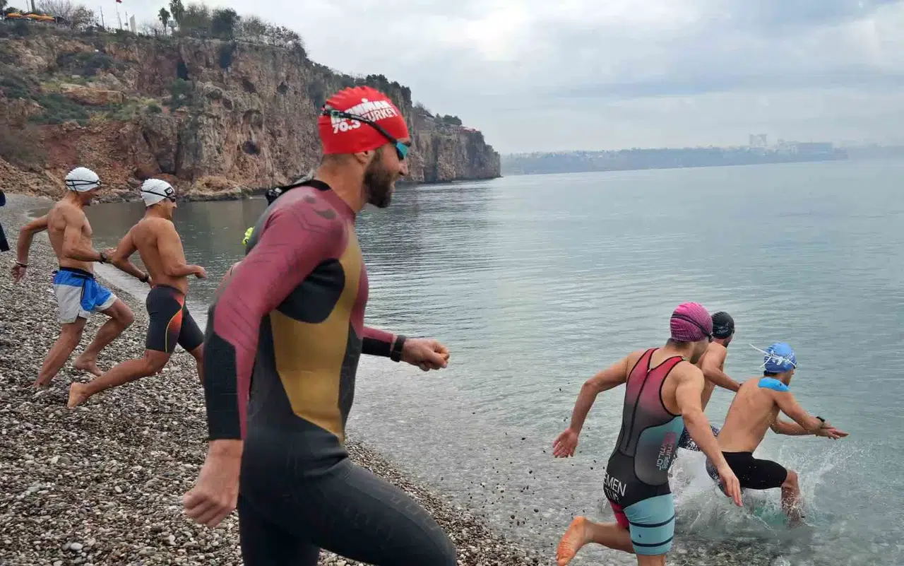Triatloncular Deniz Kirliliğine ‘Dur’ Demek İçin Denize Girdiler