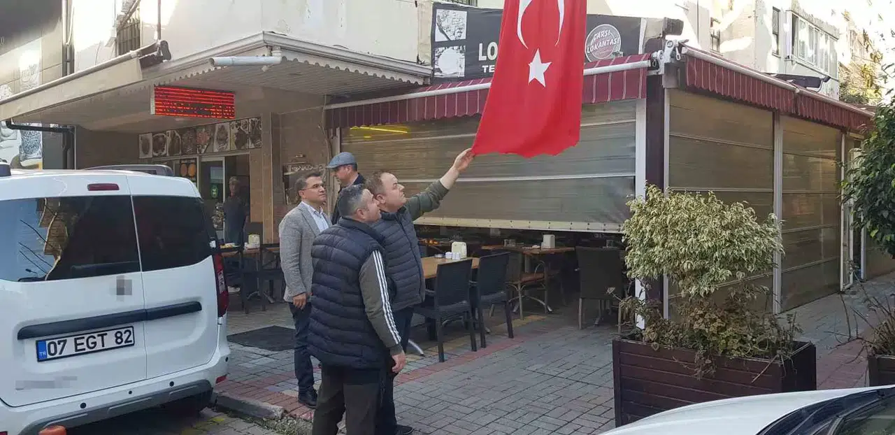 Türk Bayrağını Bıçakla Kesen Şahıs, Evvel Güvenlik Kameralarına Sonra Polise Yakalandı
