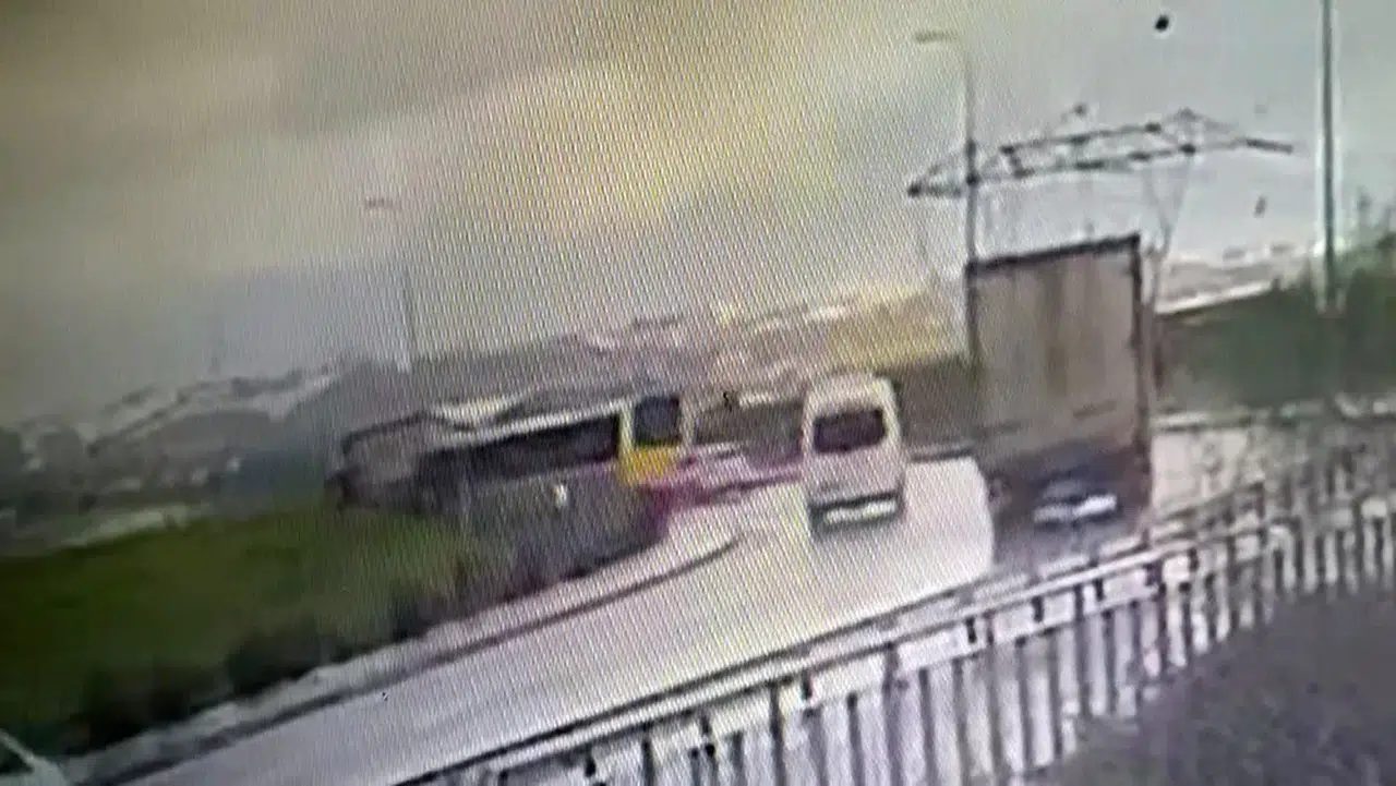 Tuzla’da İETT Otobüsü Park Halindeki Kamyona Çarptı: 5 Yaralı