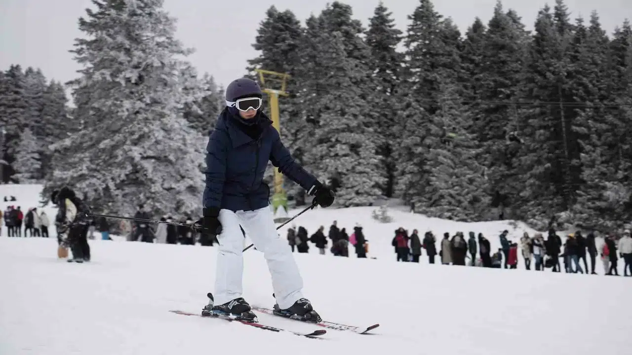 Uludağ’da Teleferik ve Telesiyej İzdihamı, Metrelerce Kuyruk Oluştu