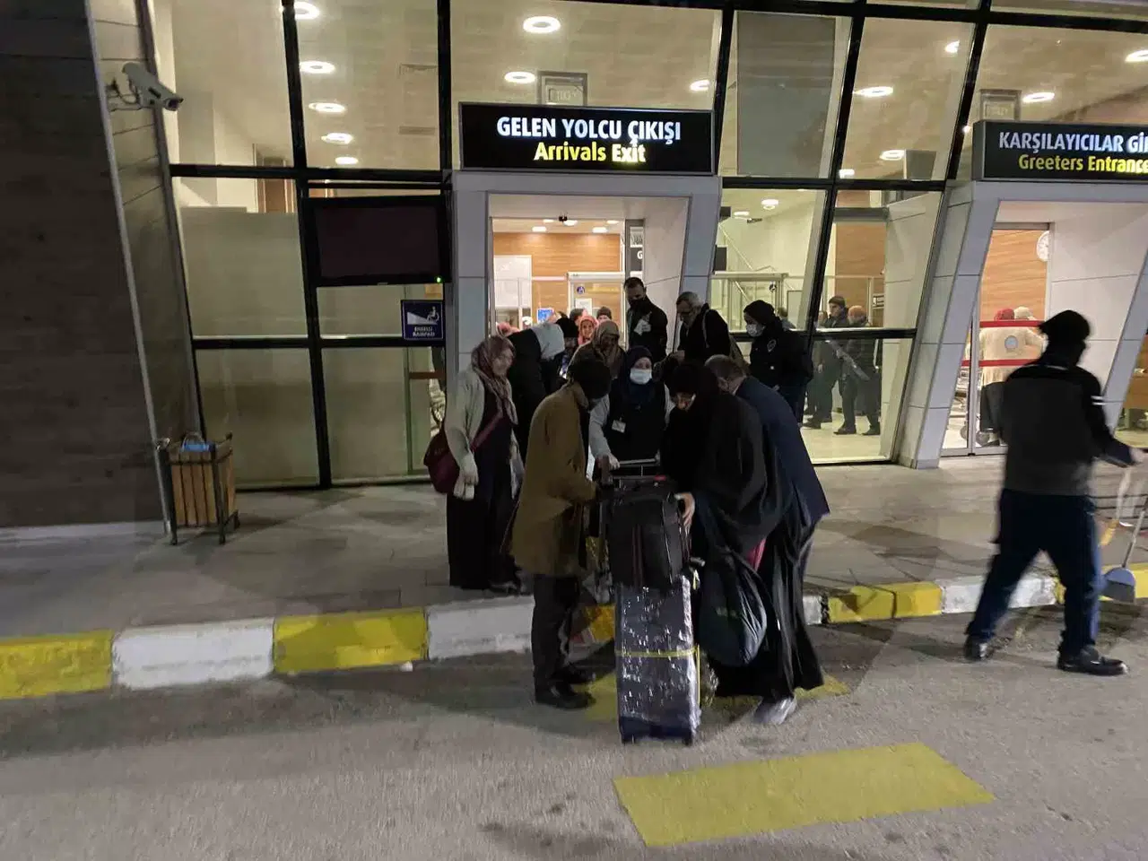 Umre Kafilesini Taşıyan Uçakta Kuşkulu Paket Alarmı: Uçak Geri Döndü