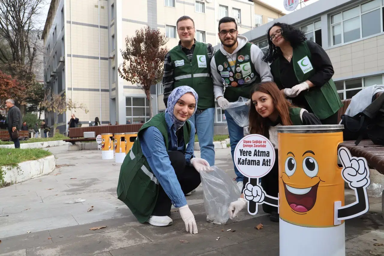 Üniversiteliler Yerleşkede Sigara İzmariti Topladı