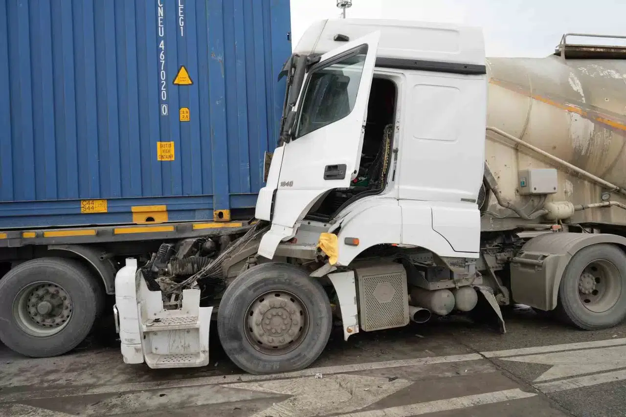 Uyuya Kalan Beton Mikseri Sürücüsü, Gişelerde Tıra Geriden Çarptı: 2 Yaralı