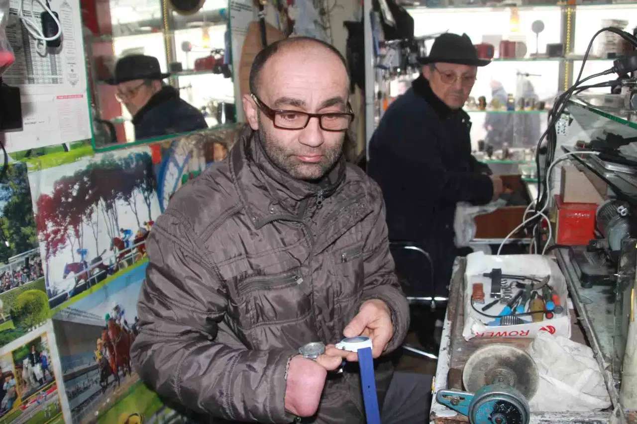 Vakti Tek Parmağının Ucunda Oynatıyor