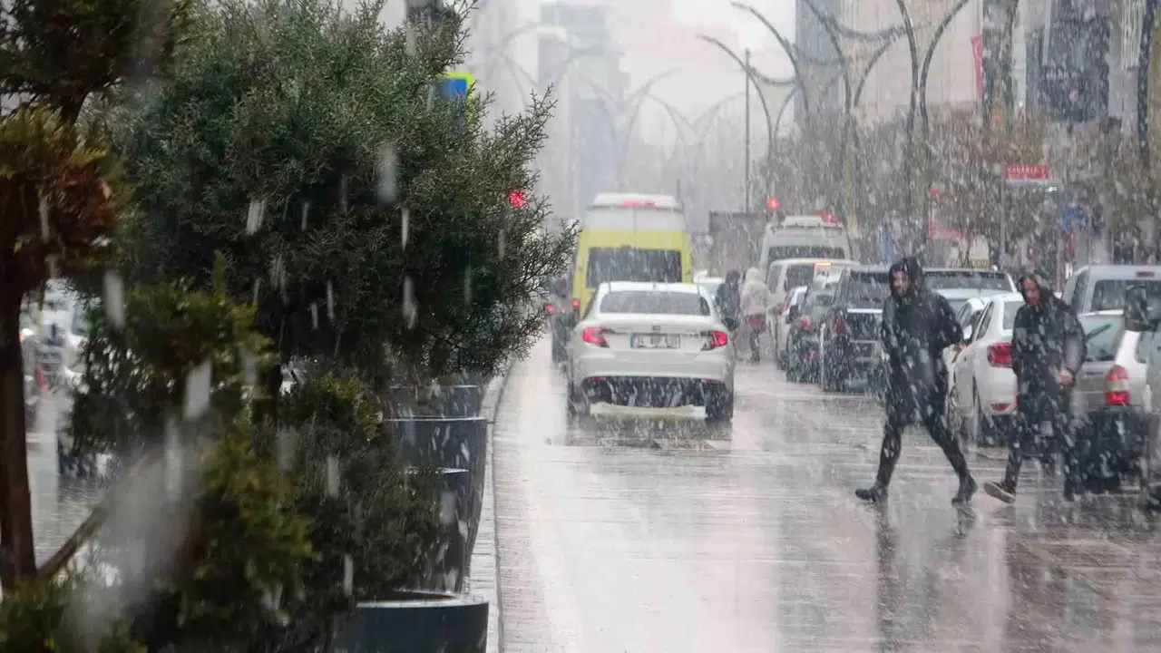 Van’da Ağır Kar Yağışı Tesirli Oluyor