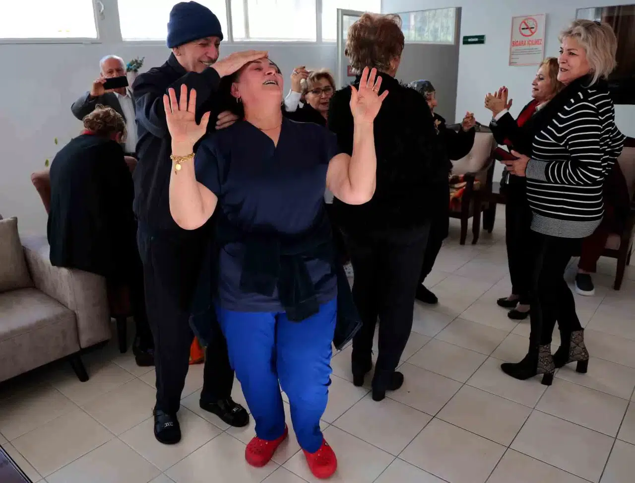 Yaşlılardan Oluşan Koro, Huzurevinde Kalan Akranlarına Konser Verdi
