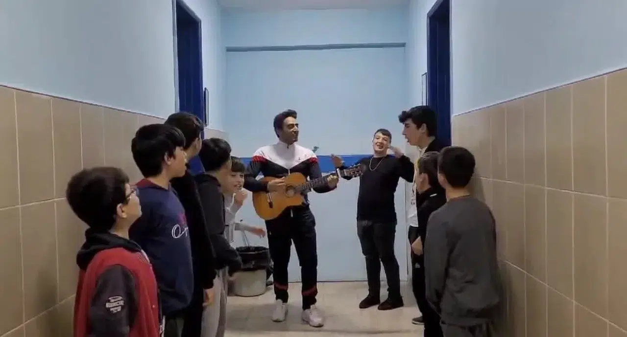 Yatılı Okulda Müzik Öğretmeni Öğrencileri Gitar Çalıp Müzik Söyleyerek Uyandırıyor