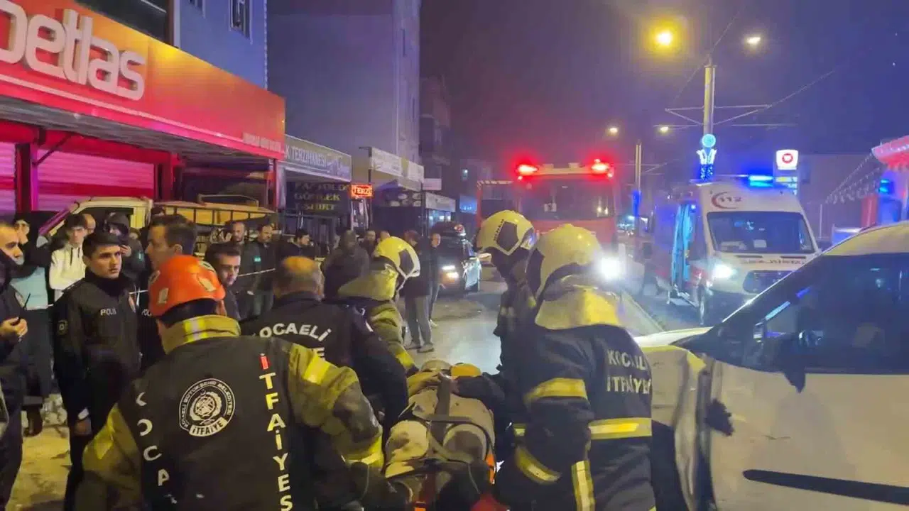 Yeni Yılın Birinci Dakikalarında Feci Kaza: Aracın Altında Kalan Motosikletliyi Vatandaşlar Kurtardı