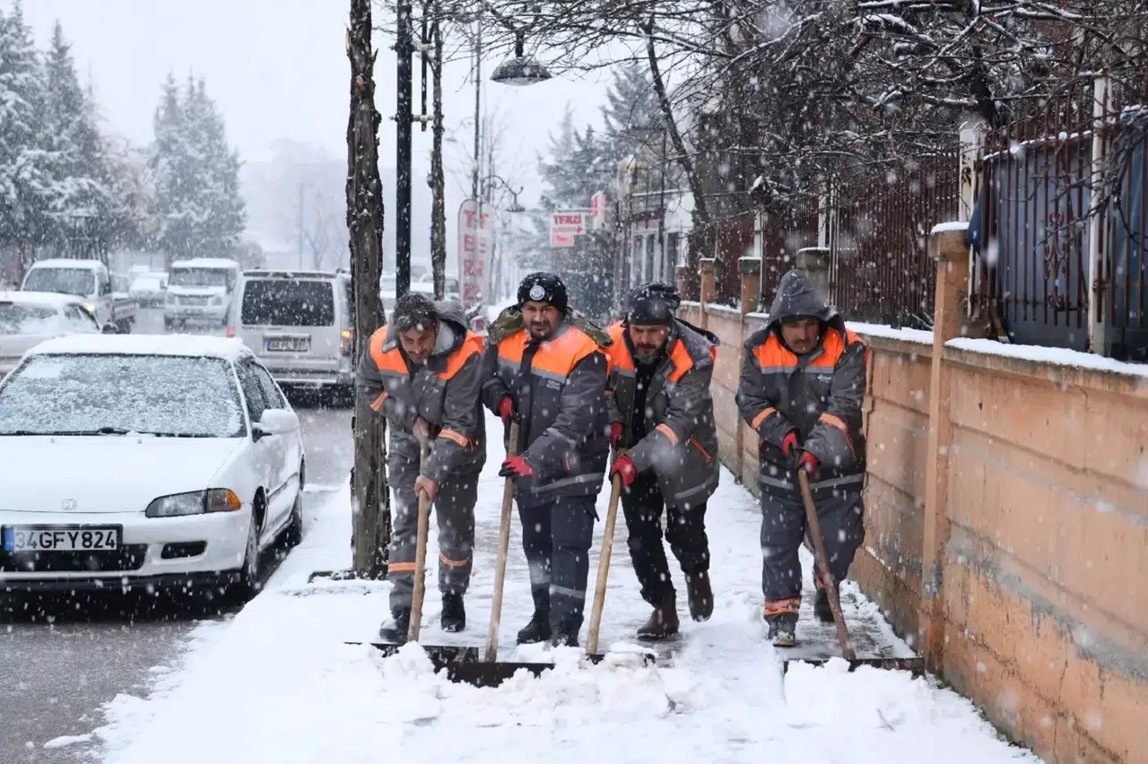 Yeşilyurt Belediyesi Takımları, Kar Yağışına Süratle Müdahale Ediyor
