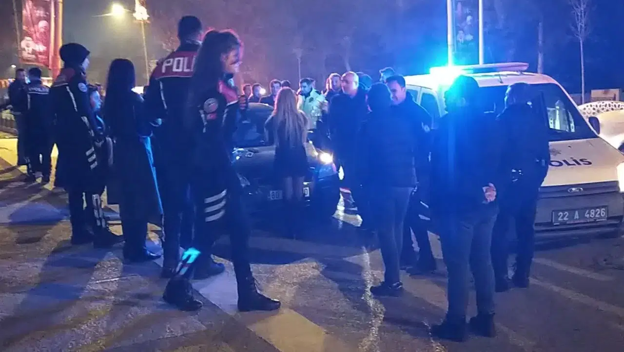 Yılbaşı Cümbüşünde Laf Atma Kanlı Bitti: 27 Yaşındaki Genç Ağır Bakımda Ömür Uğraşı Veriyor