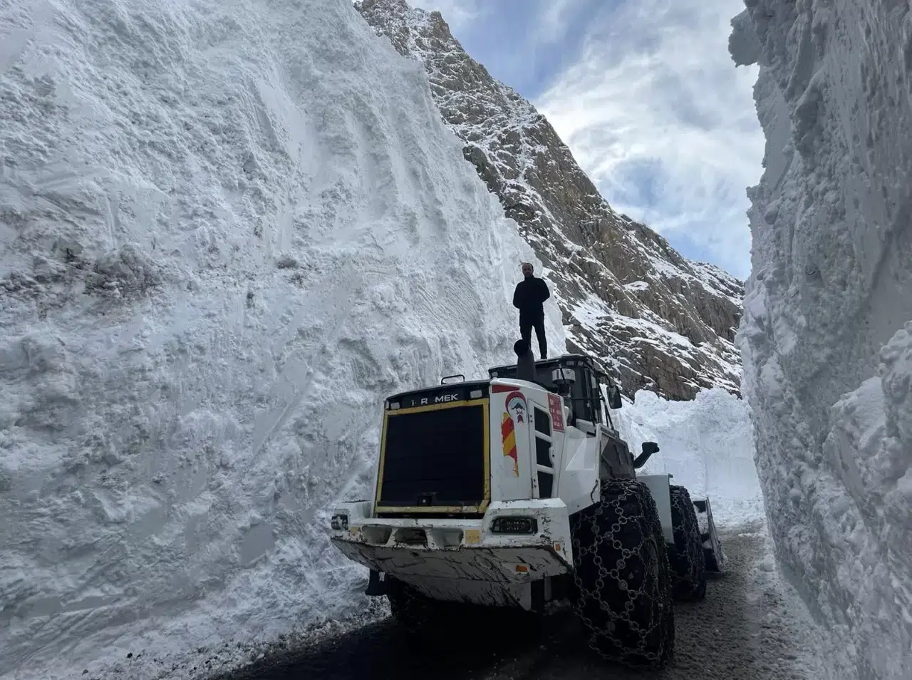 Yüksekova’da Çığ Bölgesindeki Kar Kalınlığı 10 Metreyi Geçti