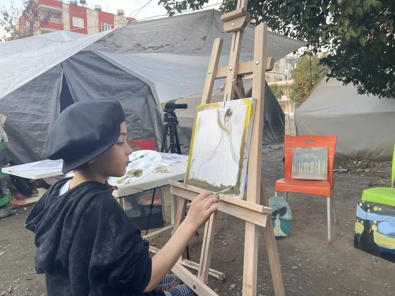 Zelzele Meskenini Yıksa da Hayallerini Yıkamadı: 10 Yaşındaki Ressam Yapıtlarını Çadırda Çiziyor