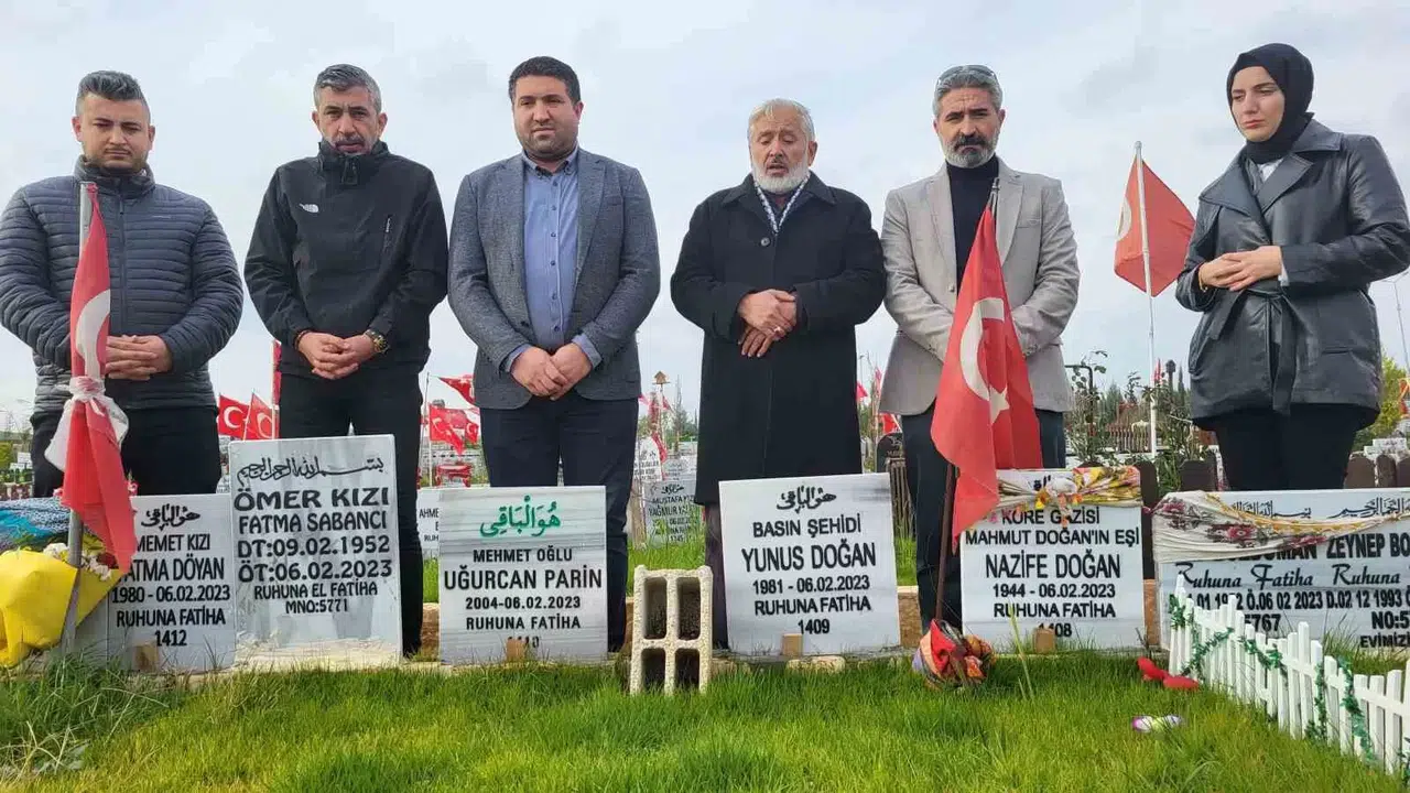 Zelzelede Hayatını Kaybeden Gazeteciler Mezarları Başında Anıldı