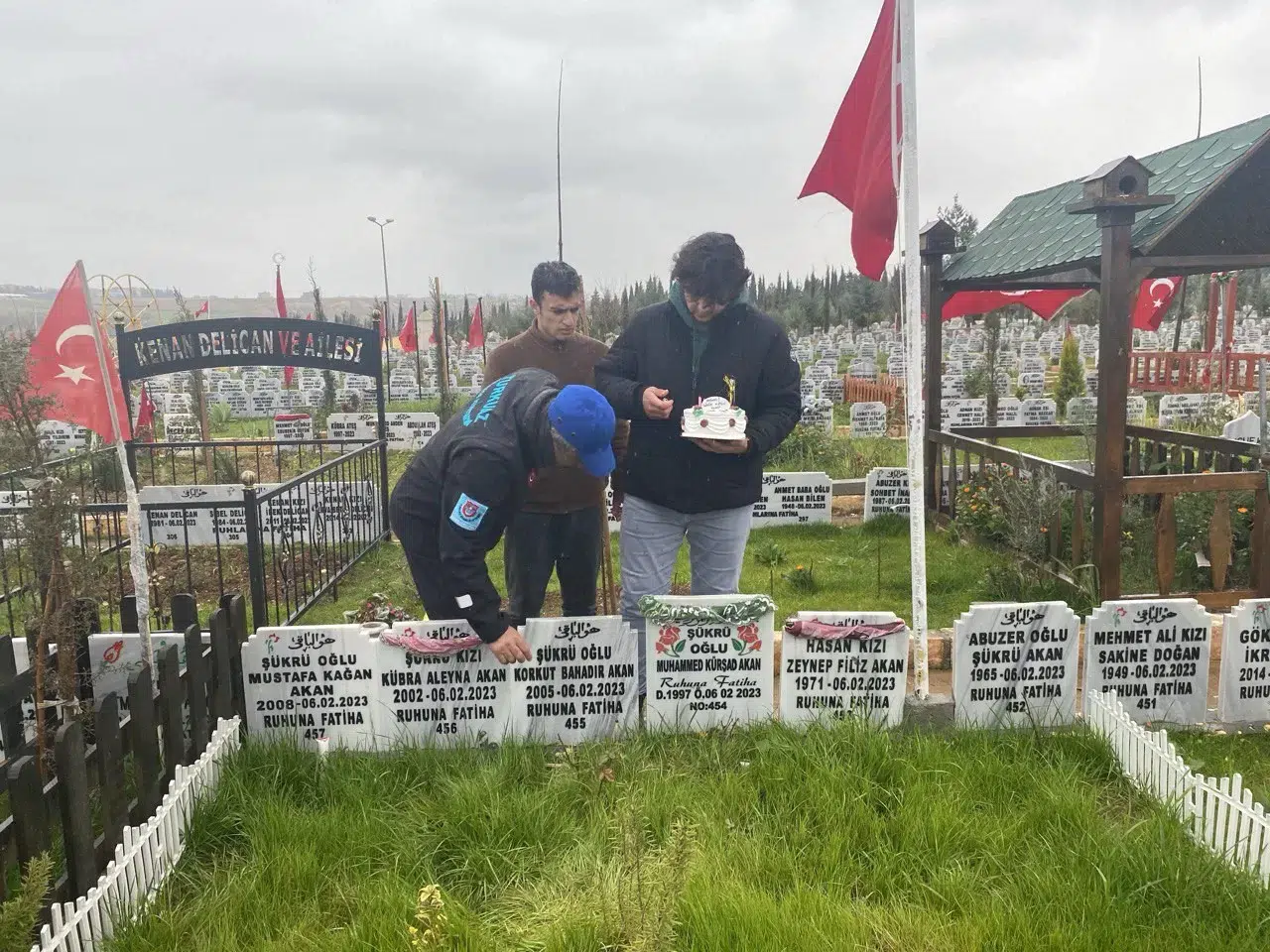 Zelzelede Hayatını Kaybeden Korkut’un Doğum Günü Pastası Mezarına Bırakıldı