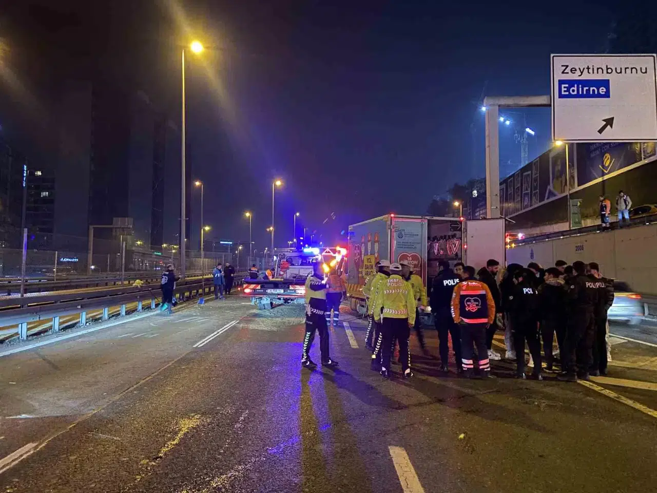 Zeytinburnu E-5 Karayolu’nda Lüks Araba Yol Bakım Aracına Çarptı: 5 Yaralı