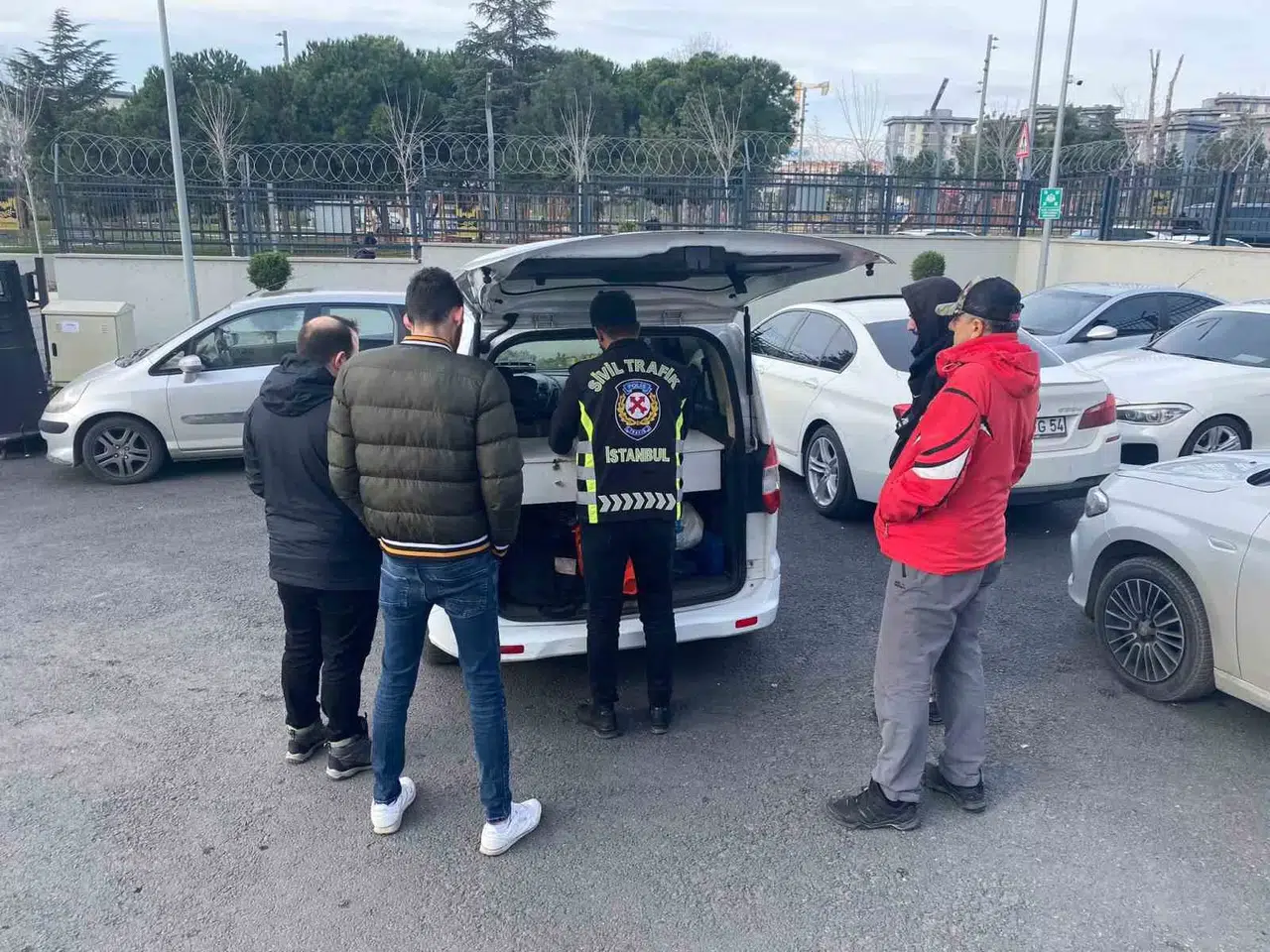 Zeytinburnu’nda Düğün Konvoyunda Caddeyi Kapatıp, Etrafa Para Saçan Şahıslara Ceza Yağdı
