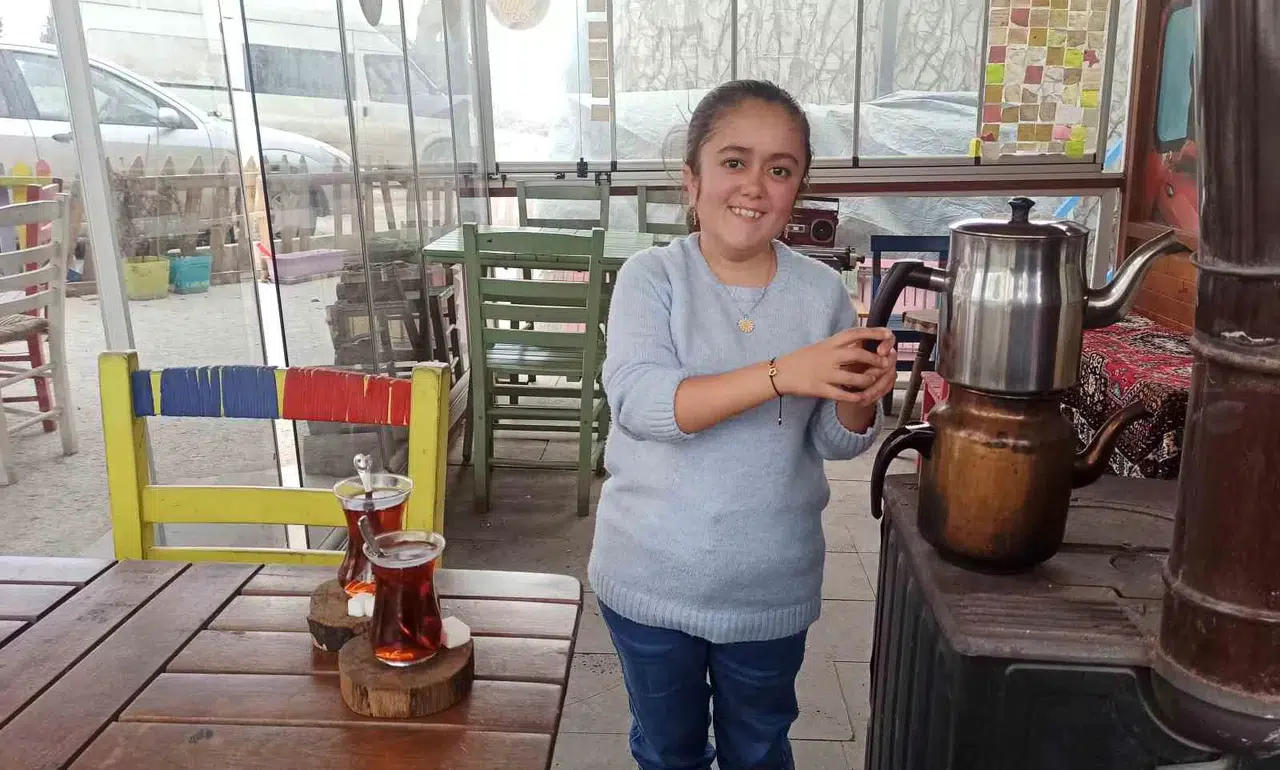 1 Metre 35 Cm Uzunluğundaki Saadet, Her Şeye Karşın Zorlukları Aşıyor