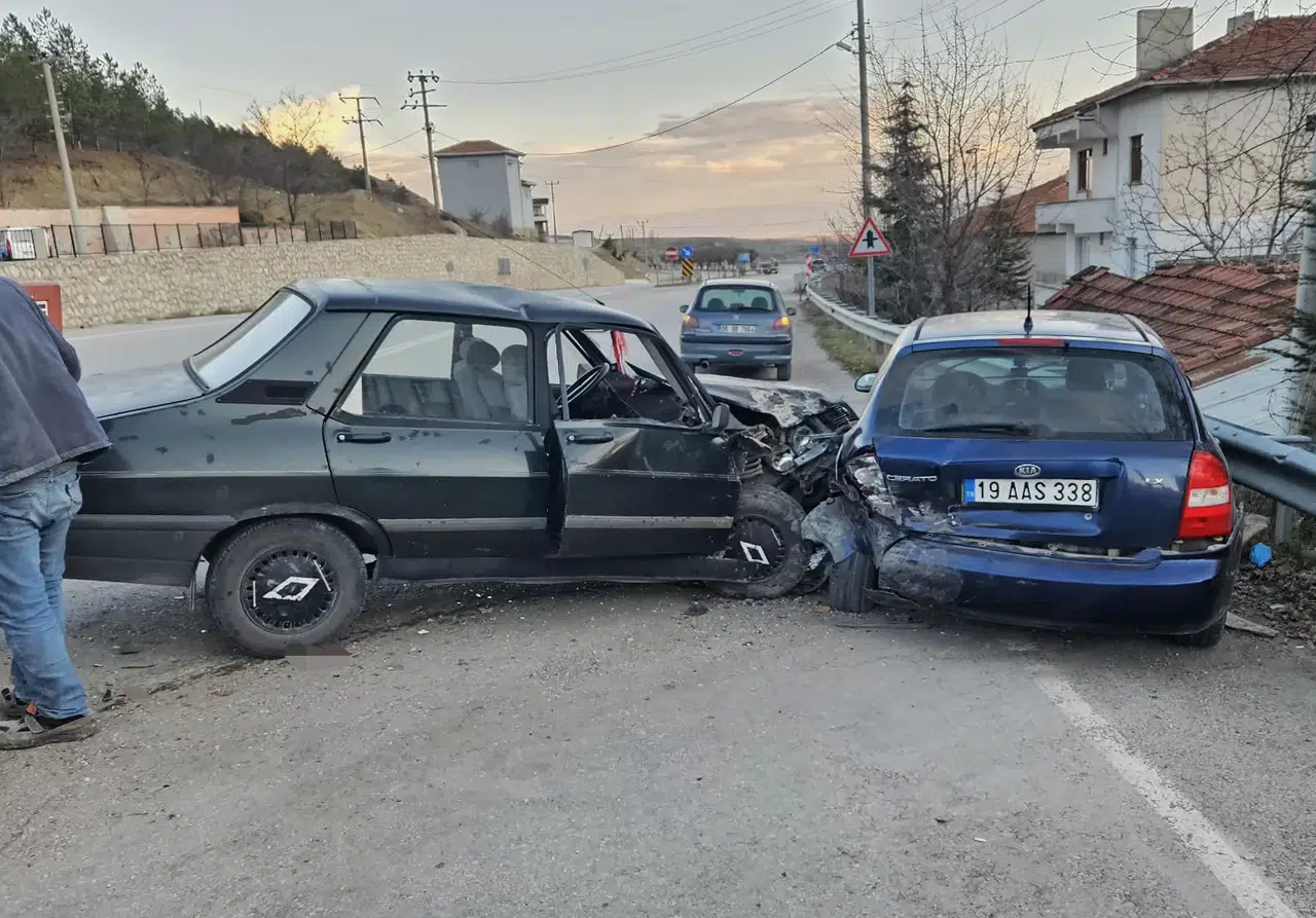 Otomobiller Çarpıştı, Üç Yaralı Var