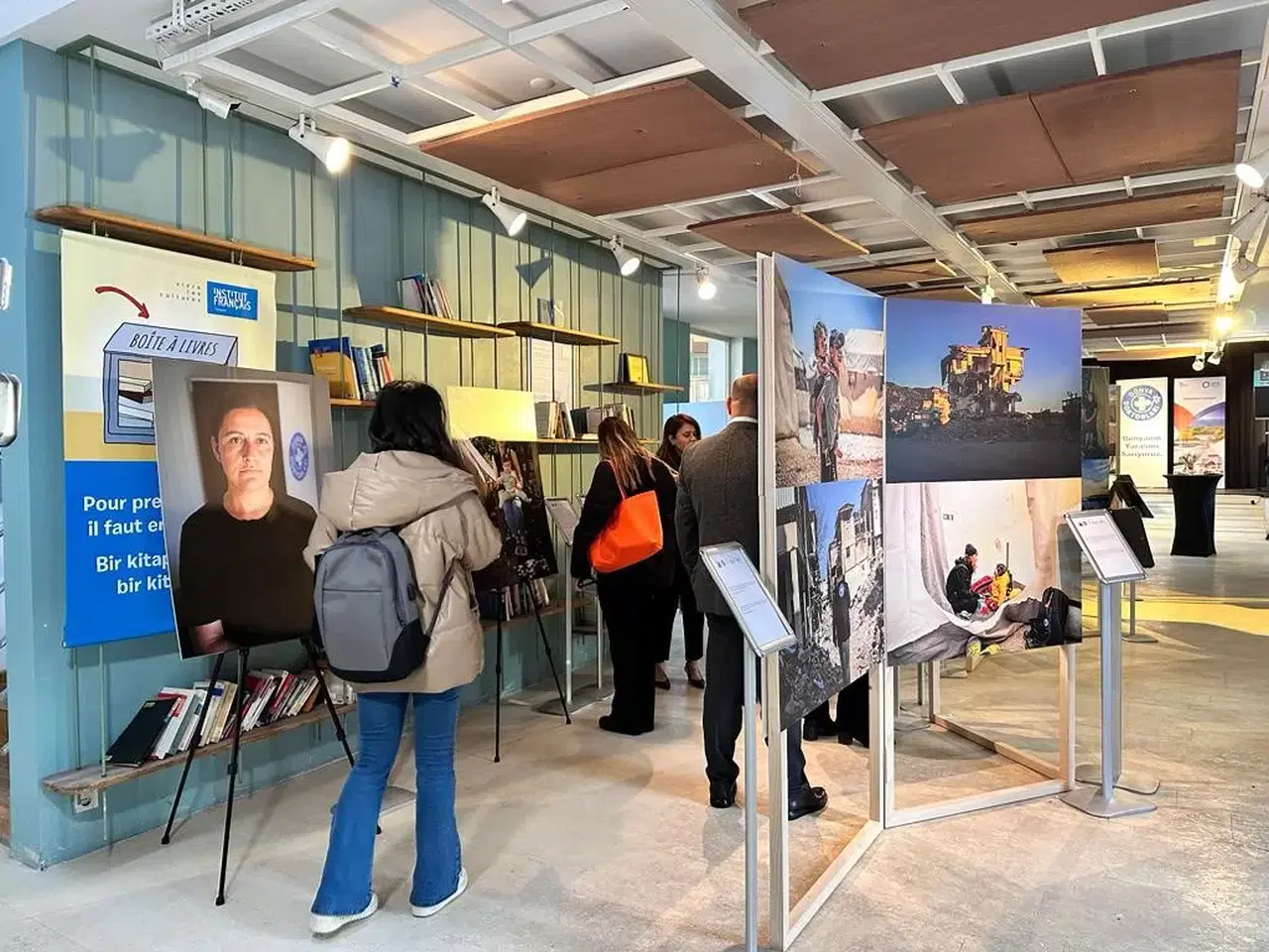 6 Şubat Sarsıntılarında Hatay’da Çekilen Fotoğraflarla Hazırlanan "Küllerinden Doğmak" Standı Açıldı