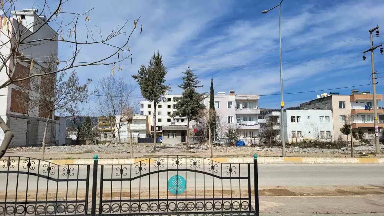 6 Şubat Zelzelesinde Yıkılan Binanın ve Panik Anlarının Manzarası Ortaya Çıktı
