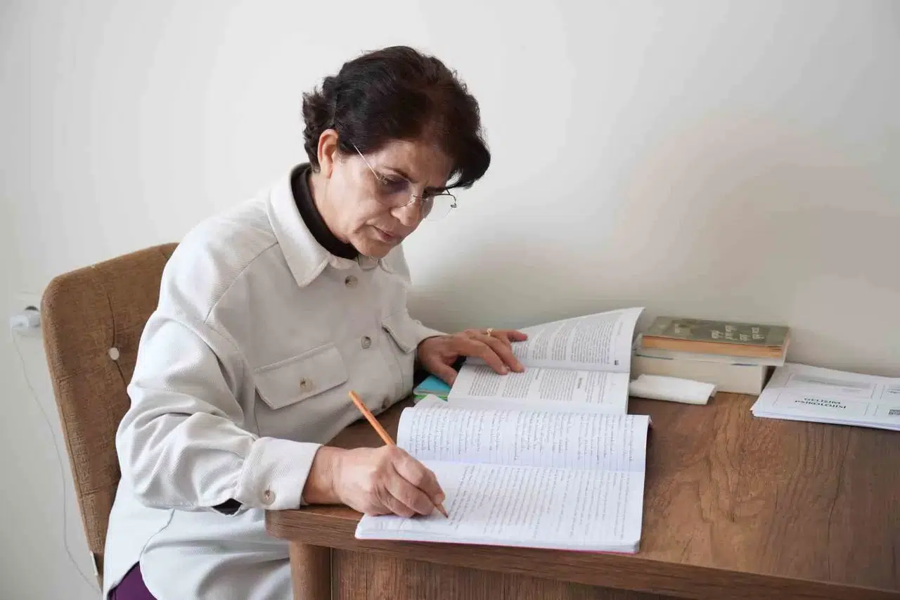 60 Yaşında Üniversiteyi Bitirdi, Artık İstekli Öğretmen Olmak İstiyor