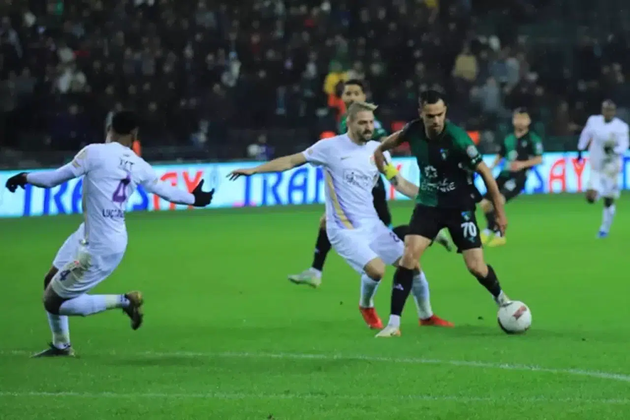 Caner Erkin’den Tarihi Performans