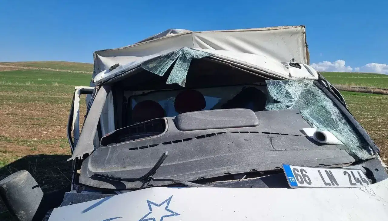 Kontrolden Çıkan Kamyonet Devrildi