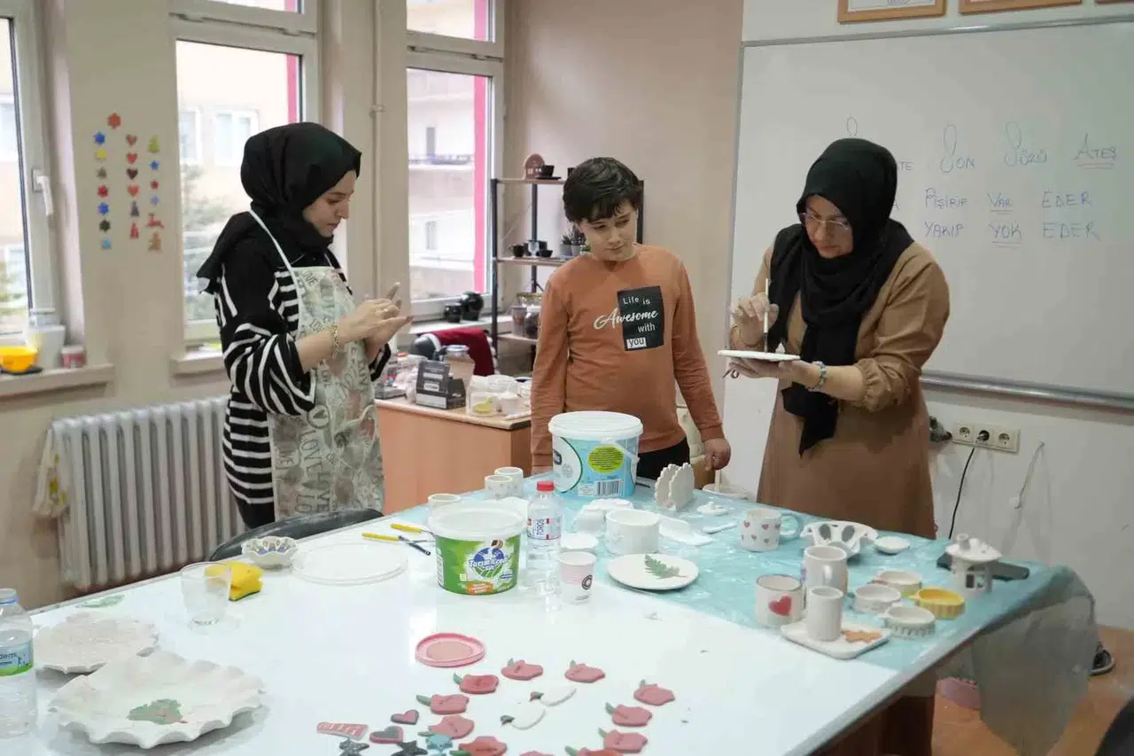 Açılan Kurs Sayesinde Toprağa Hal Vererek Esere Dönüştürüyorlar