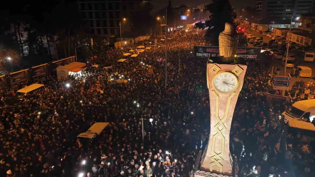 Adıyaman’da Binlerce Kişi Zelzele Şehitlerini Andı